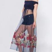 Crop Top με Ενσωματωμένο Μακρύ Τούλι – Ιδιαίτερο Φλοράλ Φόρεμα με Off‑Shoulder Γραμμή