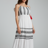 Γυναικείο Λευκό Φόρεμα με Κεντήματα – Ελληνικής Κατασκευής, Αέρινο & Κομψό για Καλοκαιρινές Εμφανίσεις