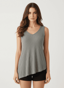 Αμάνικο rib μπλουζάκι σε χακί από viscose blend με άνετη εφαρμογή και V‑neck. Δροσερό, ελαστικό και ιδανικό για καλοκαιρινές εμφανίσεις.