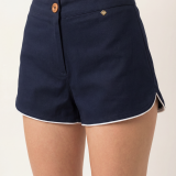 Γυναικείο Σορτσάκι σε Navy Blue με Λευκό Ρέλι & Ξύλινο Κουμπί – Κομψό & Καλοκαιρινό