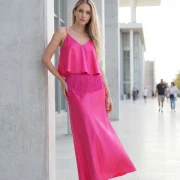 Γυναικείο Φούξια Σατέν Φόρεμα με Κρόσσια – Εντυπωσιακό & Λαμπερό