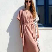 Γυναικείο Καφτάνι 60% Viscose – 40% Linen σε Ροζ Απόχρωση με Ζώνη & Ασύμμετρη Λεπτομέρεια