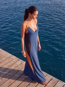 Ελαστικό μακρύ φόρεμα για καθημερινές και βραδινές εμφανίσεις. Άνετο, κομψό και ιδανικό για διακοπές, πόλη και καλοκαιρινά outfits.