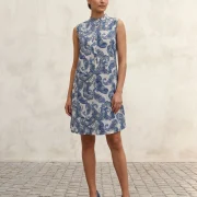 Γυναικείο Βαμβακερό Φόρεμα – Λευκό Resort με Μπλε Paisley Print & Ψηλό Κολάρο