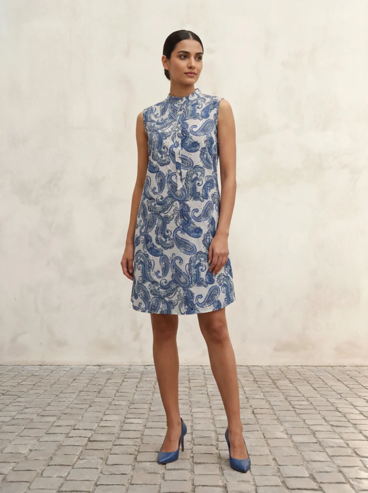 Γυναικείο Βαμβακερό Φόρεμα – Λευκό Resort με Μπλε Paisley Print & Ψηλό Κολάρο