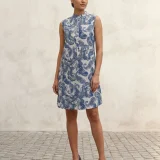Γυναικείο Βαμβακερό Φόρεμα – Λευκό Resort με Μπλε Paisley Print & Ψηλό Κολάρο