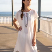 Λευκό Μεταξωτό Καφτάνι Παραλίας Silk–Cotton με Μαύρο Ζικ‑Ζακ & Ημιδιάφανο Ύφασμα