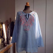 Μπλούζα Μεταξωτή Καλοκαιρινή Silk–Cotton με Κέντημα & Τρέσα – Premium Resort Chic