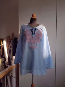 Μπλούζα Μεταξωτή Καλοκαιρινή Silk–Cotton με Κέντημα & Τρέσα – Premium Resort Chic