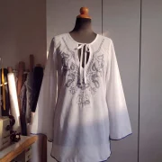Μπλούζα Tunic Silk–Cotton με Κέντημα & Τρέσα στα Ανοίγματα – Premium Resort Chic