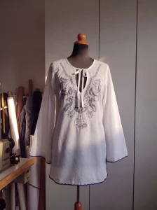 Μπλούζα Tunic Silk–Cotton με Κέντημα & Τρέσα στα Ανοίγματα – Premium Resort Chic