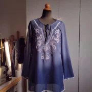 Μπλούζα Tunic Μεταξωτή Silk–Cotton με Κέντημα & Τρέσα – Premium Resort Chic