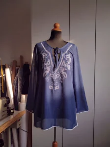 Μπλούζα Tunic Μεταξωτή Silk–Cotton με Κέντημα & Τρέσα – Premium Resort Chic