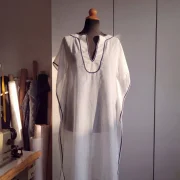 Λευκό Μεταξωτό Καφτάνι Παραλίας Silk–Cotton με Μπλε Σκούρα Τρέσα