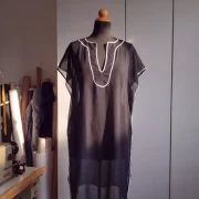 Μαύρο Μεταξωτό Καφτάνι Παραλίας Silk–Cotton με Λευκή Τρέσα & Ημιδιάφανο Ύφασμα