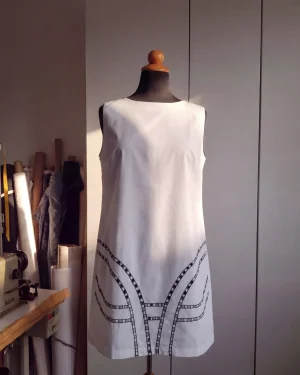 Μίνι Καλοκαιρινό Φόρεμα Resort Cotton–Lycra με Κέντημα & Ρέλι στη Μασχάλη