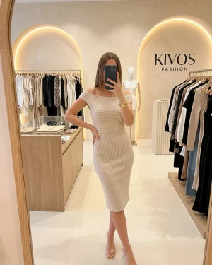 Ελαστικό Φόρεμα Off‑Shoulder με Ριγέ Υφή & Κομψή Εφαρμογή