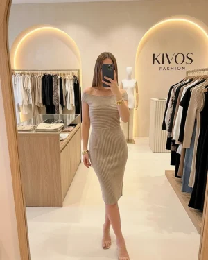 Ελαστικό Μοντέρνο Φόρεμα Off‑Shoulder με Ριγέ Υφή & Κομψή Εφαρμογή