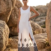 Μακρύ Αμάνικο Λευκό Φόρεμα Rayon με Μαύρο Κέντημα & Ανοίγματα