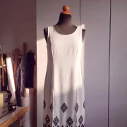 Μακρύ Αμάνικο Λευκό Φόρεμα Rayon με Μαύρο Κέντημα & Ανοίγματα