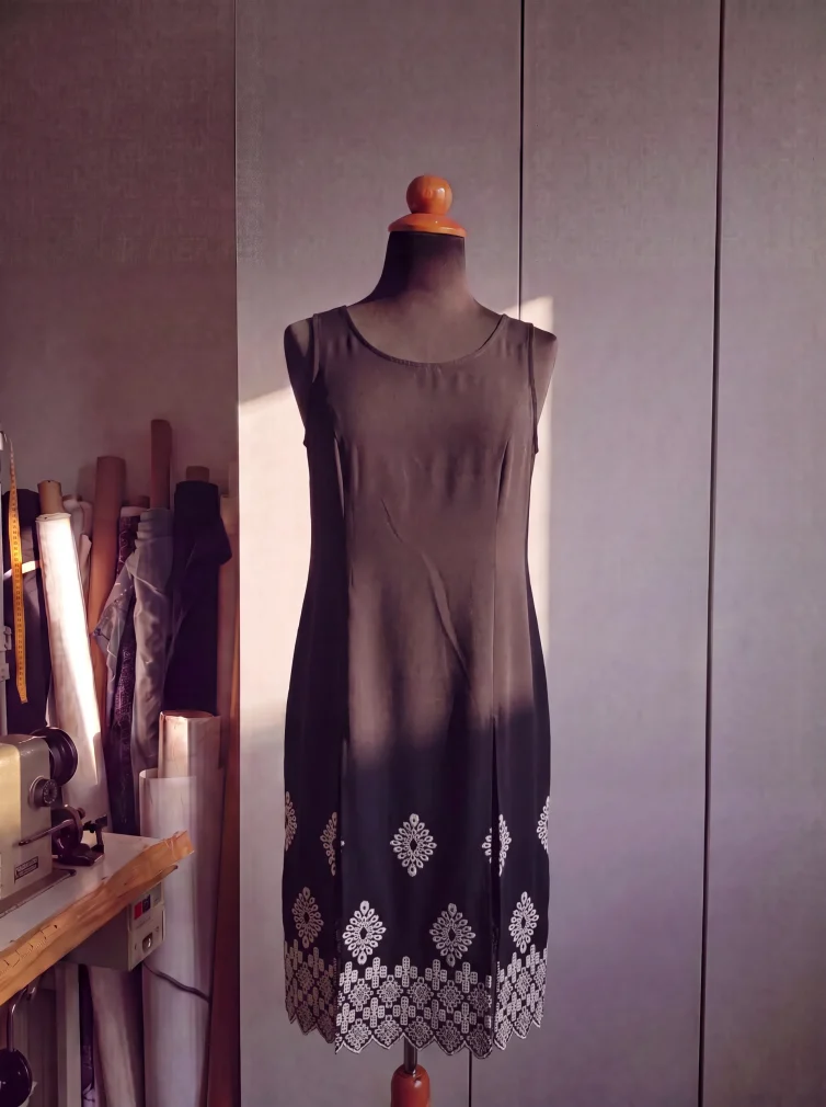 Μακρύ Μαύρο Φόρεμα Rayon με Κέντημα & Δύο Ανοίγματα Εμπρός