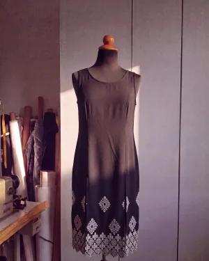 Μακρύ Μαύρο Φόρεμα Rayon με Κέντημα & Δύο Ανοίγματα Εμπρός