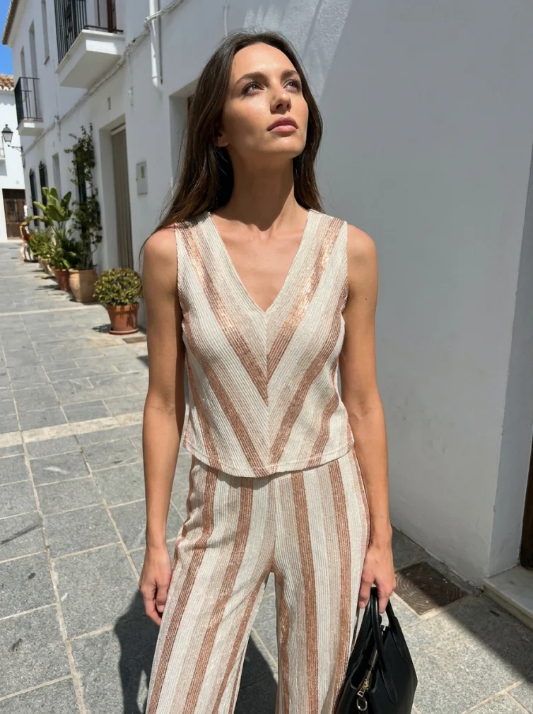 Unique Resort Top with V‑Neck & Metallic Details – Premium Summer Chic