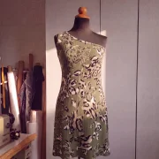 Εμπριμέ Καλοκαιρινό Φόρεμα One‑Shoulder με Ελαστική Ριπ Ύφανση