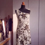 Εμπριμέ Καλοκαιρινό Φόρεμα One‑Shoulder με Ελαστική Ριπ Ύφανση