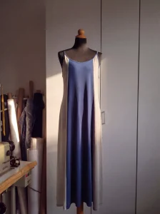 Φόρεμα Μακρύ Αέρινο Modal–Polyester με Τιράντα & Αυξομείωση – Colorblock Chic